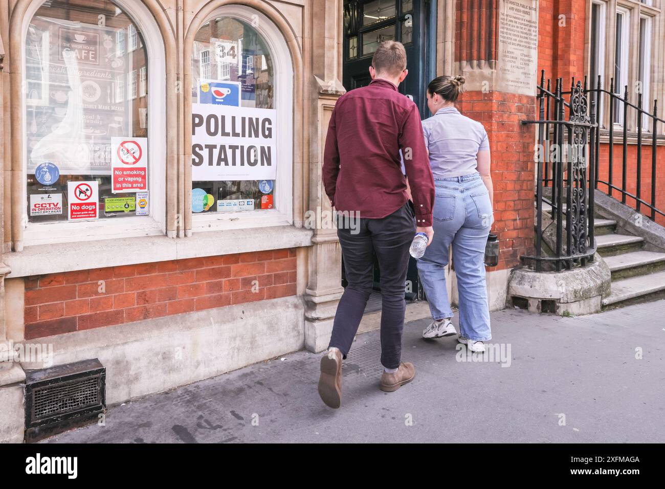 London, Großbritannien. Juli 2024. Eine Wahlstation im Herzen von Westminster an der Great Smith Street. Menschen betreten und verlassen Wahllokale im Zentrum von London, um bei den Parlamentswahlen 2024 zu wählen. Quelle: Imageplotter/Alamy Live News Stockfoto