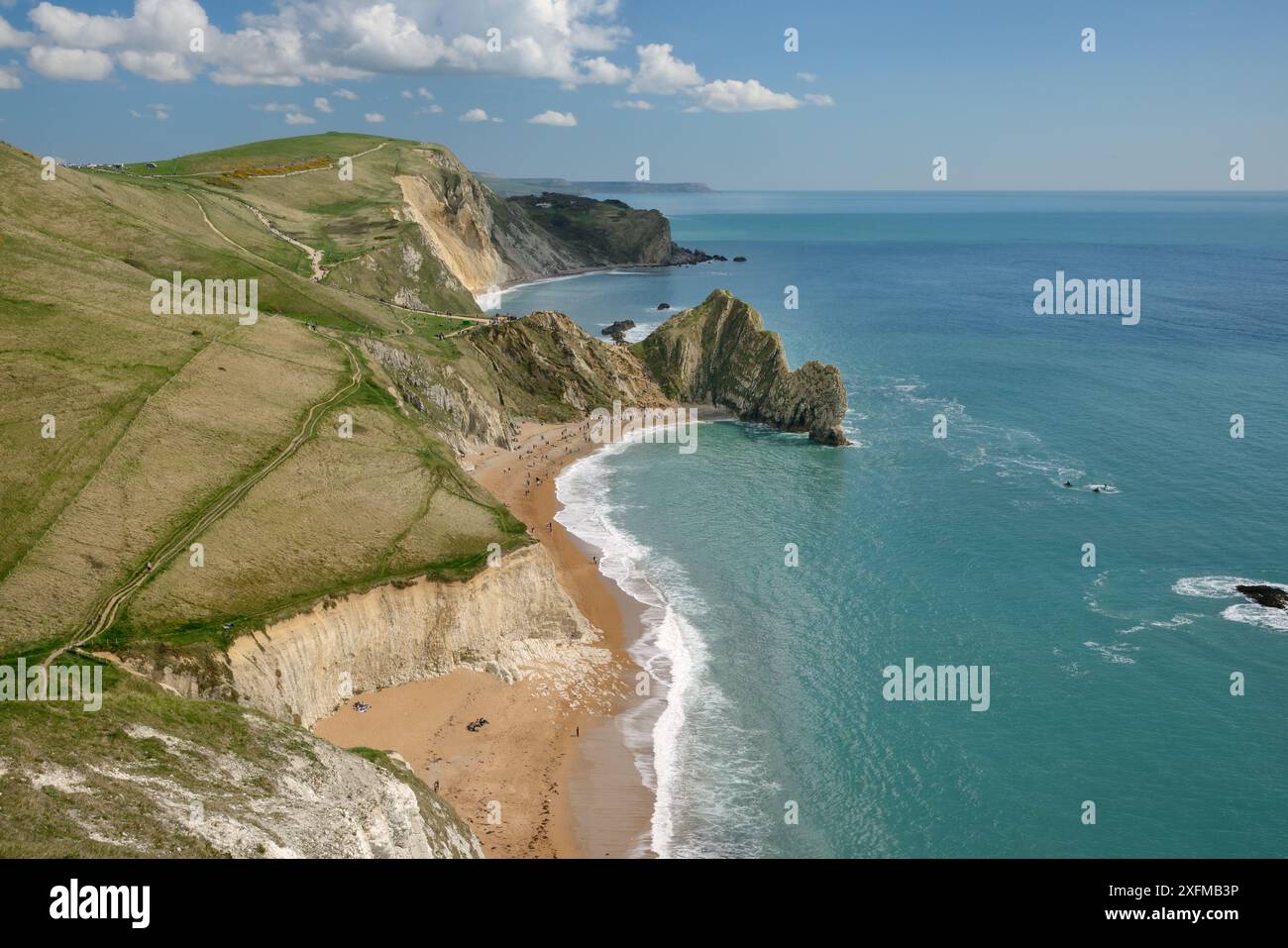 Blick nach Osten von den Kreidefelsen von Swyre. Begeben Sie sich zum Durdle Door, UNESCO-Weltkulturerbe, Jurassic Coast, Dorset, Großbritannien, April. Stockfoto