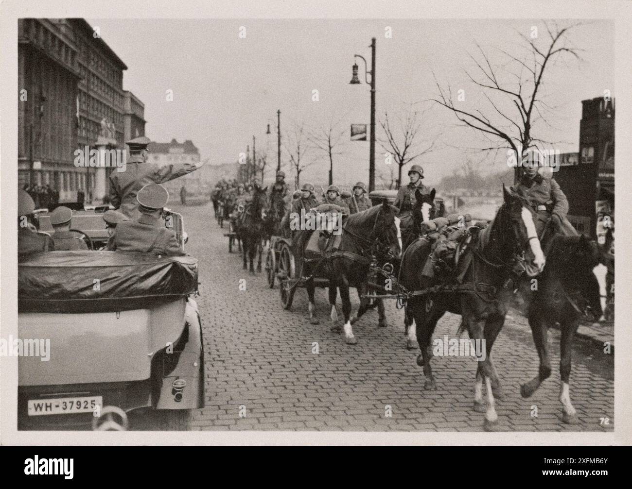 Kurz nach dem deutschen Vormarsch in Böhmen und Mähren reiste der Führer mit dem Auto nach Prag. Der Führer begrüßte Truppen, die in die Stadt Prag einmarschierten. 1939 Stockfoto