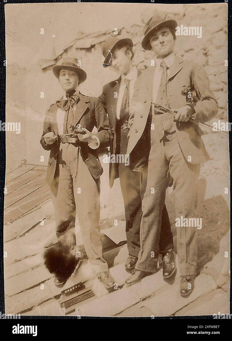 Vintage-Bild von drei Frauen in Männeranzügen („Hree Cousins“ auf der Rückseite) Stockfoto