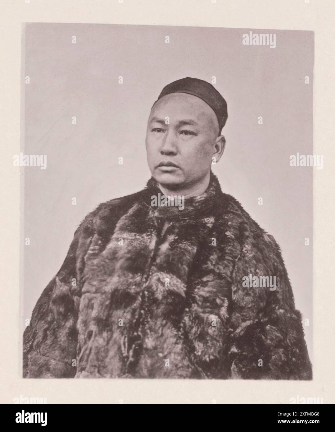 Vintage-Foto des kantonesischen Gentleman. Illustrations of Qing China, 1875 ... der Mann auf dem Porträt ist der eines Kompraders oder Schatzmeisters in einem ausländischen Handelshaus – ein Mann, der durch seine legitimen Ersparnisse und seine privaten Handelsspekulationen ein großes Vermögen angehäuft hat. Es ist die gängige Praxis ausländischer Händler, einen Chinesen mit bekanntem Ruf und der Fähigkeit, als Schatzmeister der Firma zu fungieren, einzustellen. Alle Finanztransaktionen des Hauses gehen durch die Hände dieses Mannes – er muss also sein, der das volle Vertrauen und die Unterstützung seiner Arbeitgeber verdient. Er ist ein führender Mann unter dem einheimischen Ich Stockfoto