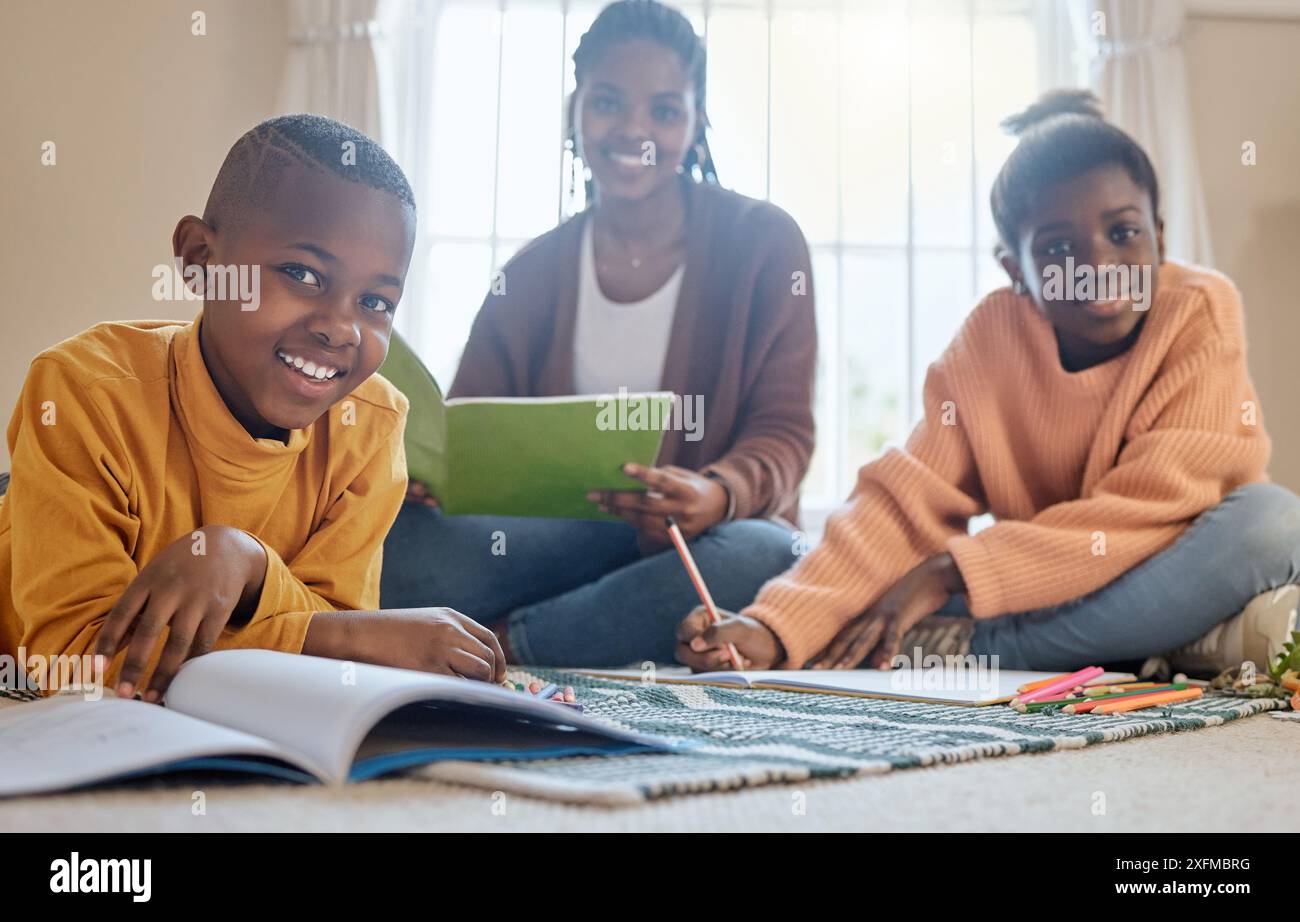 Schwarze Familie, Portrait und Unterrichtskinder Bildung, Heim und Bücher zum Studieren von Informationen. Mutter, Kinder und Unterstützung beim Schreiben Stockfoto