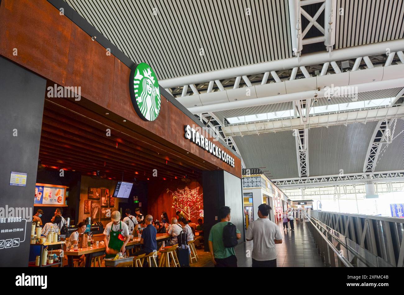 Guangzhou, Guangdong, China-20. Juni 2024:ab 3. Juli! Starbucks berechnet für Mitglieder in China eine Verpackungsgebühr von maximal 2 Yuan pro Bestellung. Stockfoto