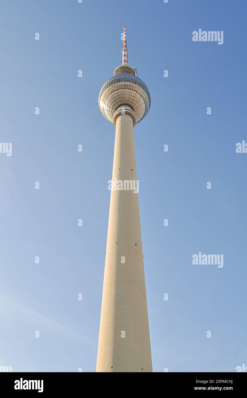 Berlin, Deutschland. Der Fernsehturm, der von der DDR in den 1960er Jahren als Sendeturm errichtet wurde Stockfoto