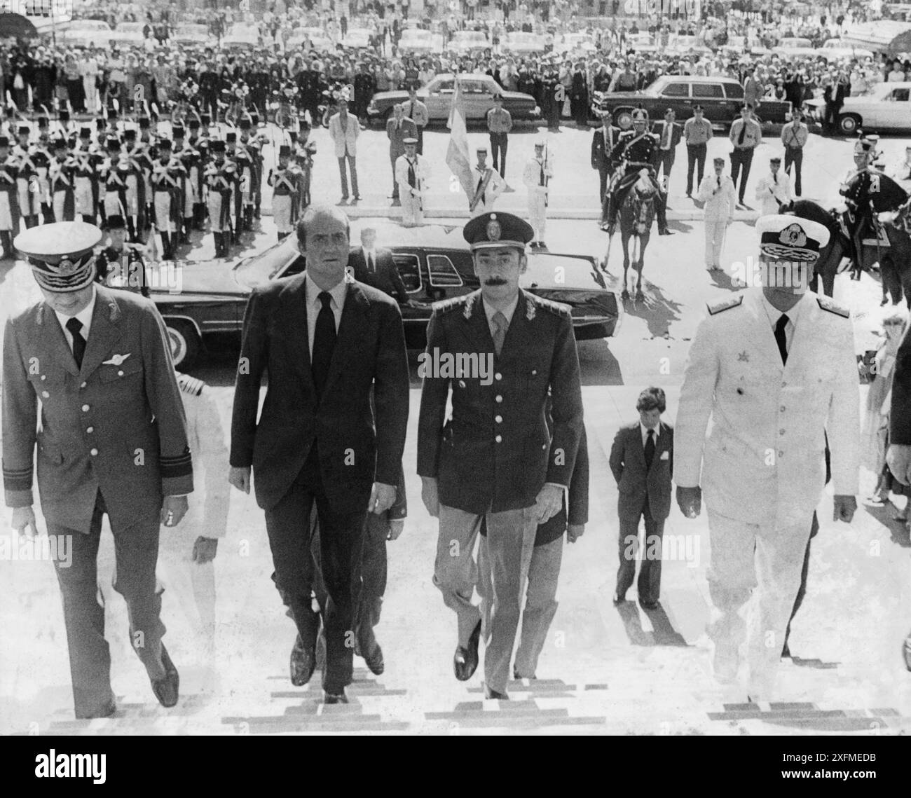 Argentinien. El rey de España Juan Carlos I (1938-) subiendo las escaleras del Palacio del Congreso argentino acompañado de Jorge Rafael Videla (1925-2013), presidente de la Junta militar instaurada desde 1976 a 1982, y los ministros del aire, Orlando Ramón Agosti (1924-1997), y de Marina Emilio Eduardo Massera (1925-2010). Buenos Aires, año 1978. Stockfoto