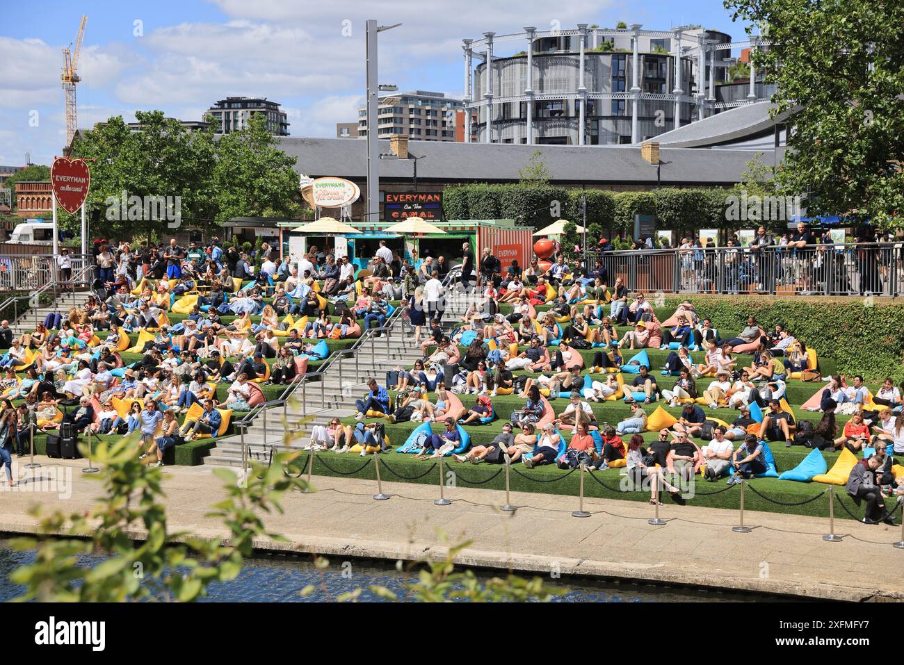 Wimbledon Tennis auf der Everyman-Leinwand auf dem Regents Canal bei Kings Cross, Juli 2024, Nord-London, Großbritannien Stockfoto
