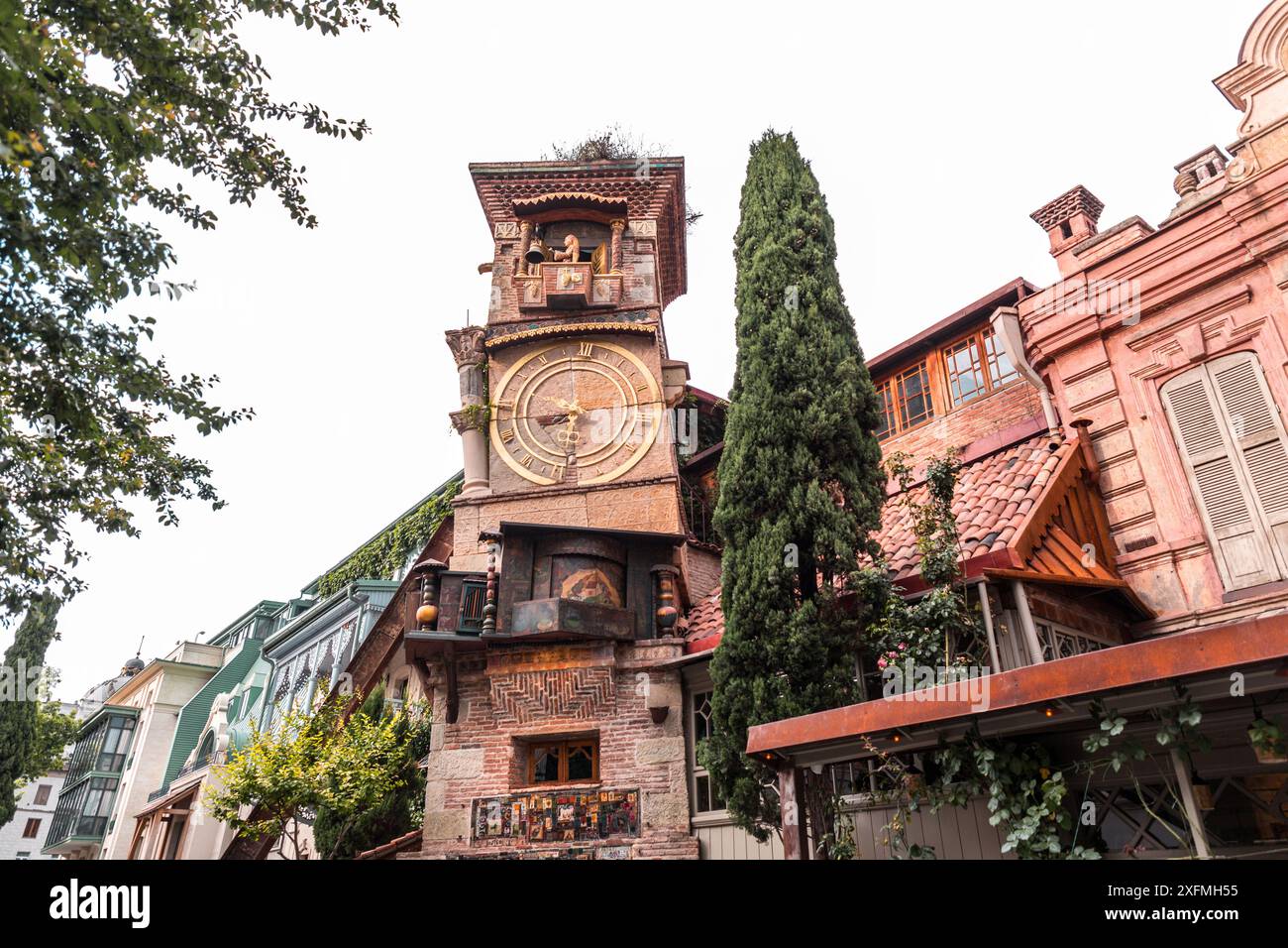 Tiflis, Georgien - 17. JUNI 2024: Der Uhrenturm des Marionettentheaters Rezo Gabriadze ist ein einzigartiges und ikonisches Wahrzeichen in Tiflis, Georgien Stockfoto