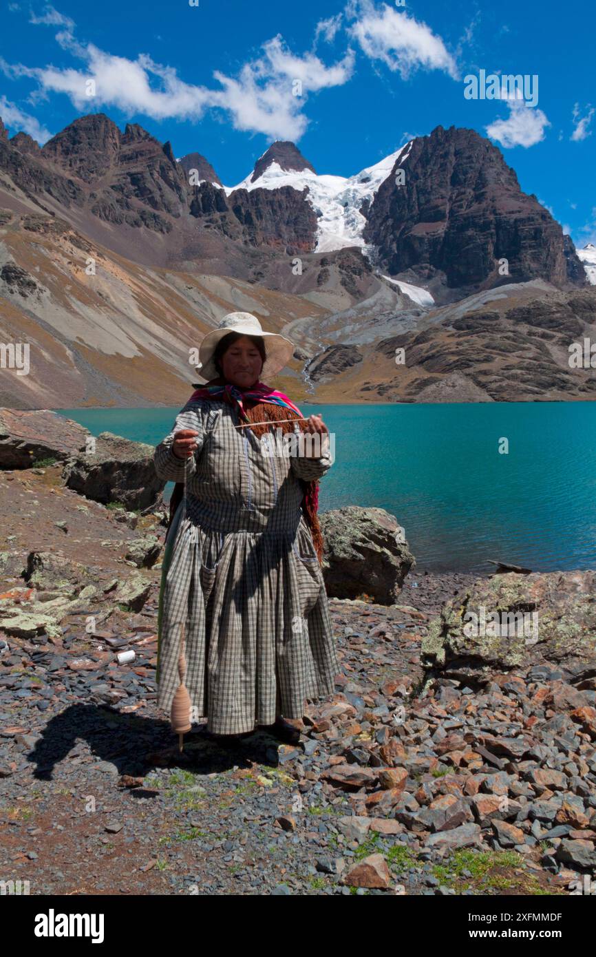 Bolivianischen Frau spinnen Alpaka Wolle von Hand. Ch'iyar Quta See, Bolivien. Dezember 2016. Stockfoto