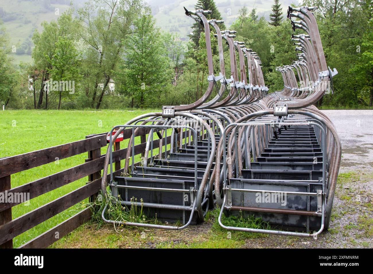 Die ruhenden Gondeln eines Skilifts zeigen die Auswirkungen des Klimawandels. Schneeknappheit stellt die Betreiber von Skigebieten angesichts der Erwärmungstrends vor Herausforderungen. Stockfoto