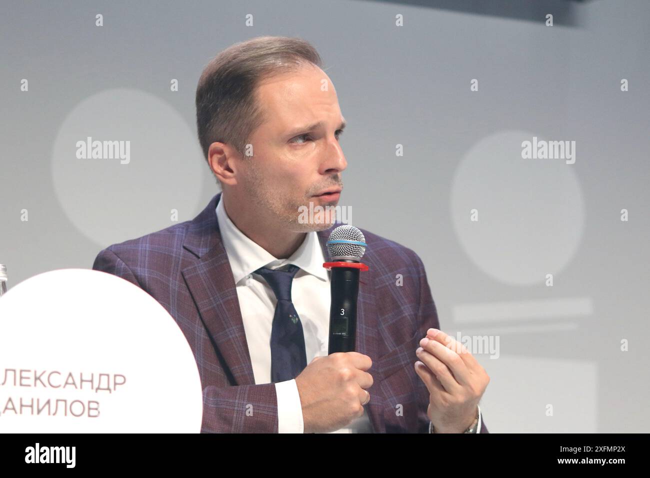 Sankt Petersburg - 4. Juli 2024, Sankt Petersburg, Russland. Juli 2024. Alexander Danilov, Direktor der Abteilung Bankenregulierung und -Analyse der Bank von Russland, während der Sitzung Reform der Bankenregulierung und -Aufsicht: Schwerpunkt auf dem Konzentrationsrisiko des Finanzkongresses der Bank von Russland in Sankt Petersburg, Russland. Quelle: SOPA Images Limited/Alamy Live News Stockfoto