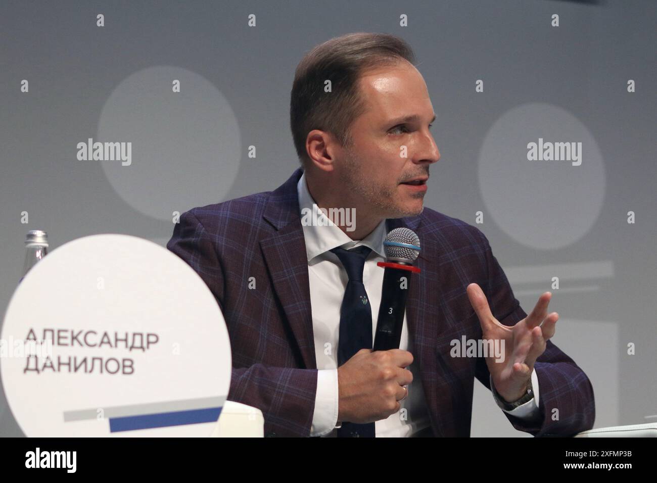 Sankt Petersburg - 4. Juli 2024, Sankt Petersburg, Russland. Juli 2024. Alexander Danilov, Direktor der Abteilung Bankenregulierung und -Analyse der Bank von Russland, während der Sitzung Reform der Bankenregulierung und -Aufsicht: Schwerpunkt auf dem Konzentrationsrisiko des Finanzkongresses der Bank von Russland in Sankt Petersburg, Russland. Quelle: SOPA Images Limited/Alamy Live News Stockfoto