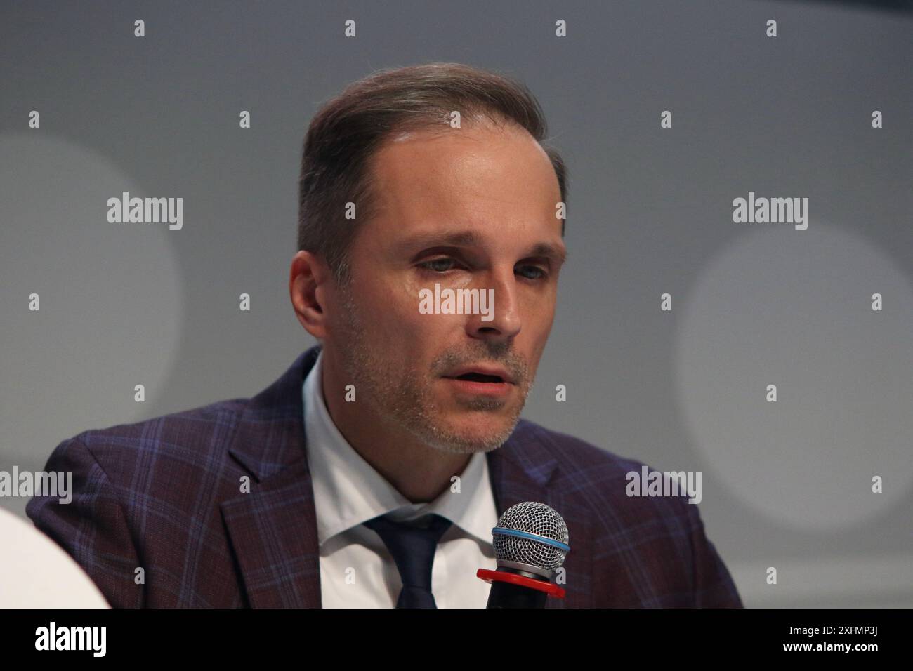 Sankt Petersburg - 4. Juli 2024, Sankt Petersburg, Russland. Juli 2024. Alexander Danilov, Direktor der Abteilung Bankenregulierung und -Analyse der Bank von Russland, während der Sitzung Reform der Bankenregulierung und -Aufsicht: Schwerpunkt auf dem Konzentrationsrisiko des Finanzkongresses der Bank von Russland in Sankt Petersburg, Russland. Quelle: SOPA Images Limited/Alamy Live News Stockfoto