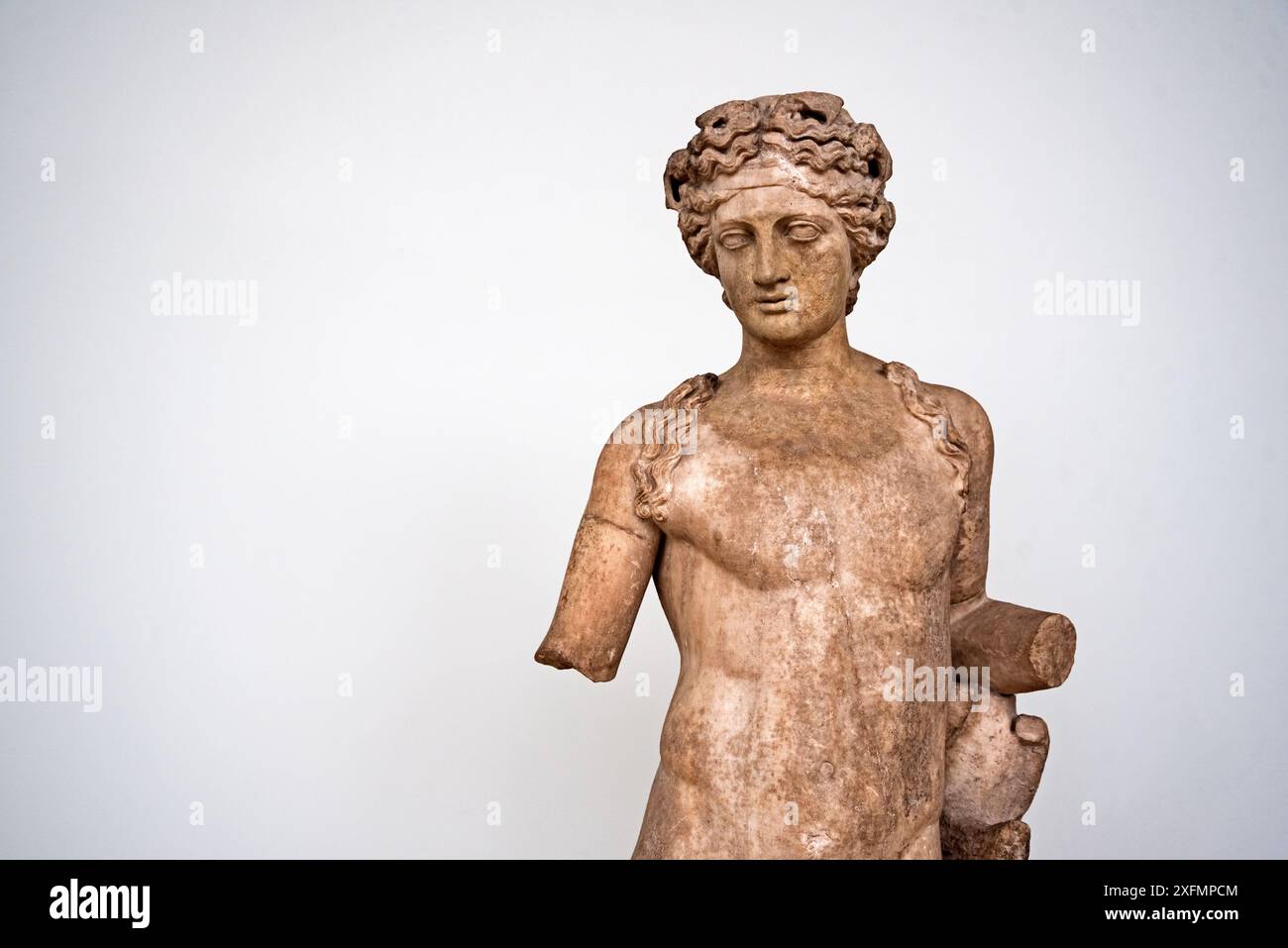 Marmorstatue von Dionysos, dem griechischen Gott des Weins, aus den jahren 117 bis 200 n. Chr. im National Museum of Scotland, Edinburgh. Stockfoto