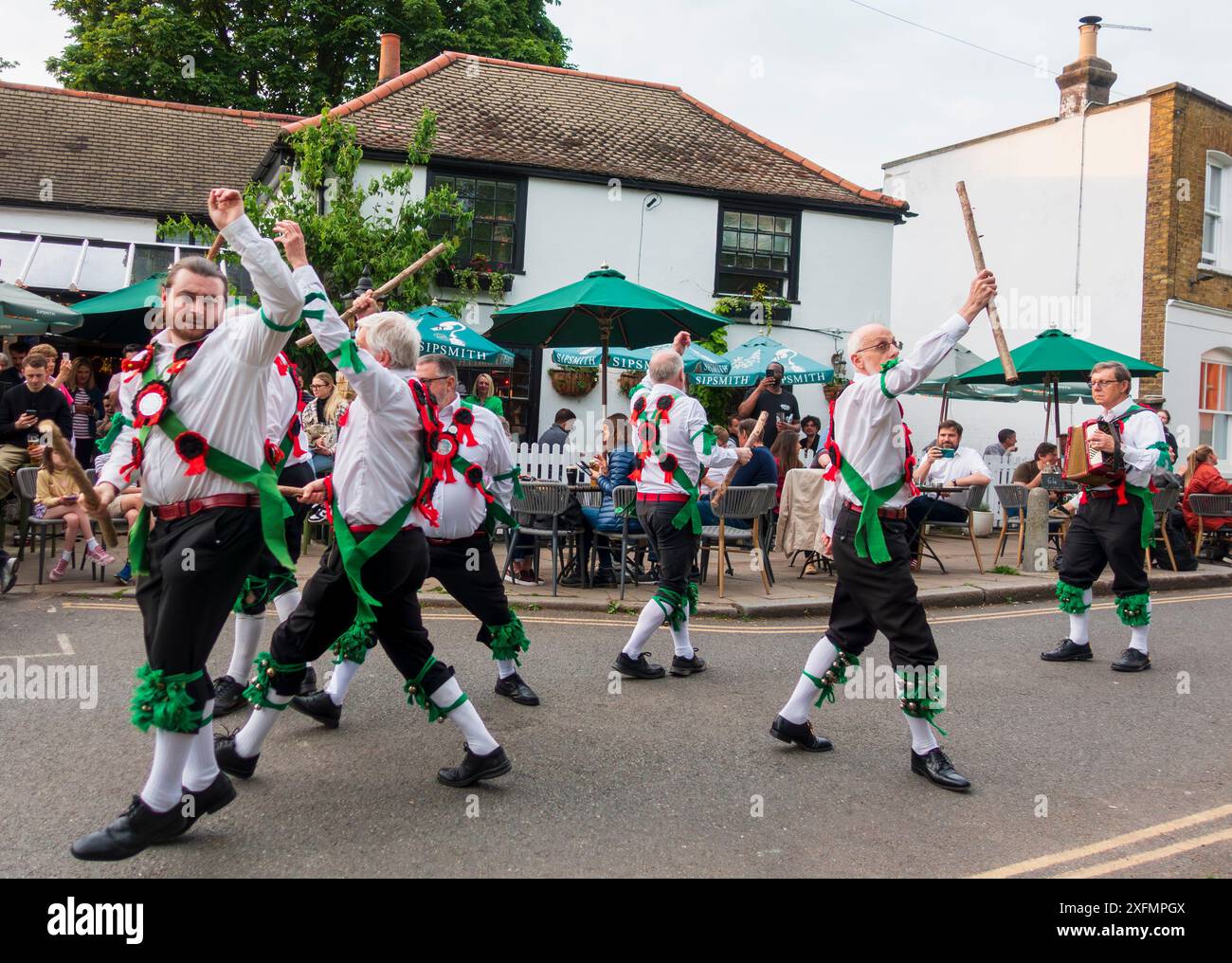 Morris-Tänzer treten vor einem englischen Pub auf Stockfoto