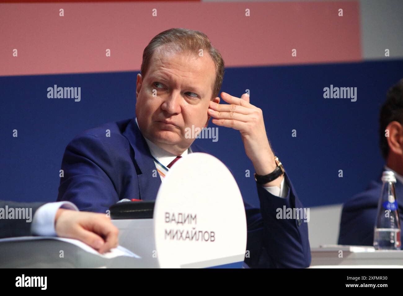 Sankt Petersburg, Russland. Juli 2024. Vadim Michailov, Senior Vice President for Economics and Finance, Russian Railways, während der Sitzung Reform der Bankenregulierung und -Aufsicht: Schwerpunkt auf dem Konzentrationsrisiko des Finanzkongresses der Bank von Russland in Sankt Petersburg, Russland. (Foto: Maksim Konstantinov/SOPA Images/SIPA USA) Credit: SIPA USA/Alamy Live News Stockfoto