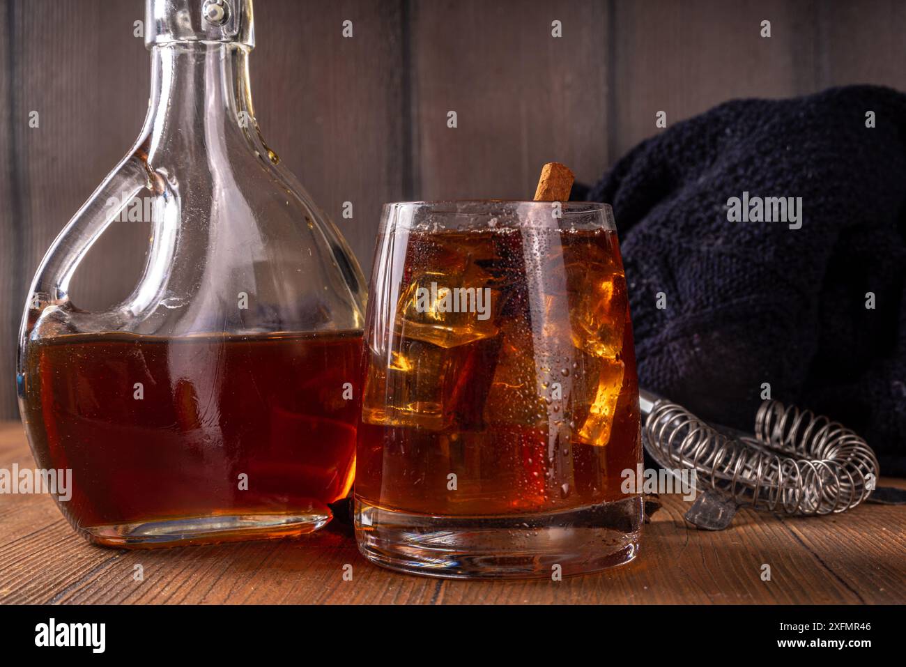 Ahornsirup Herbstcocktails. Saftiger starker Alkohol, alkoholfreie Mocktail-Getränke mit Apfelwein, Likör und Gewürzen, auf dunklem hölzernem Hintergrund Kopie Stockfoto