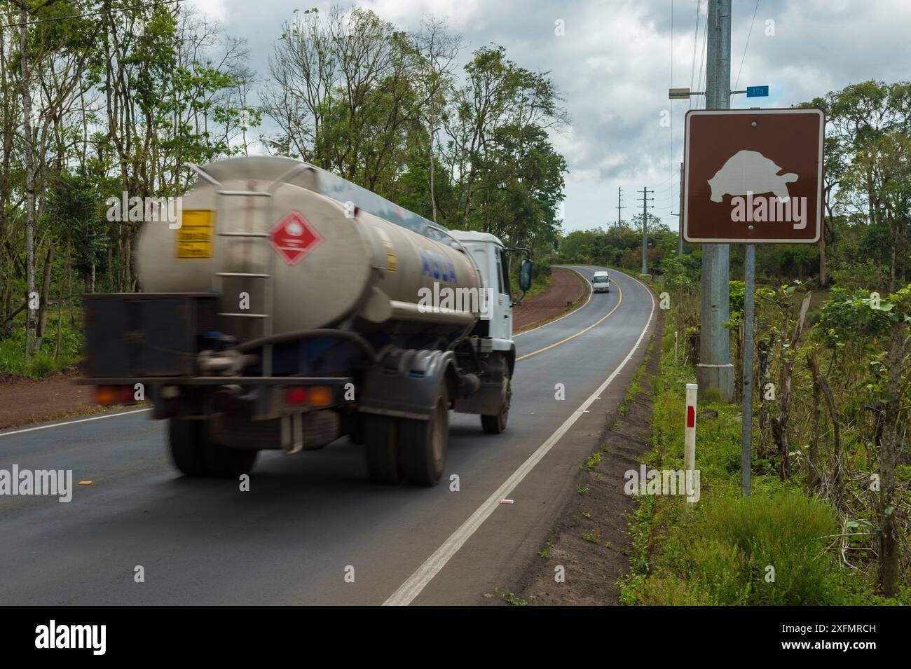 Lastwagen, der an einem Straßenschild vorbeifährt, das vor Schildkröten warnt, über Santa Cruz Island, Galapagos Islands 2016. Stockfoto