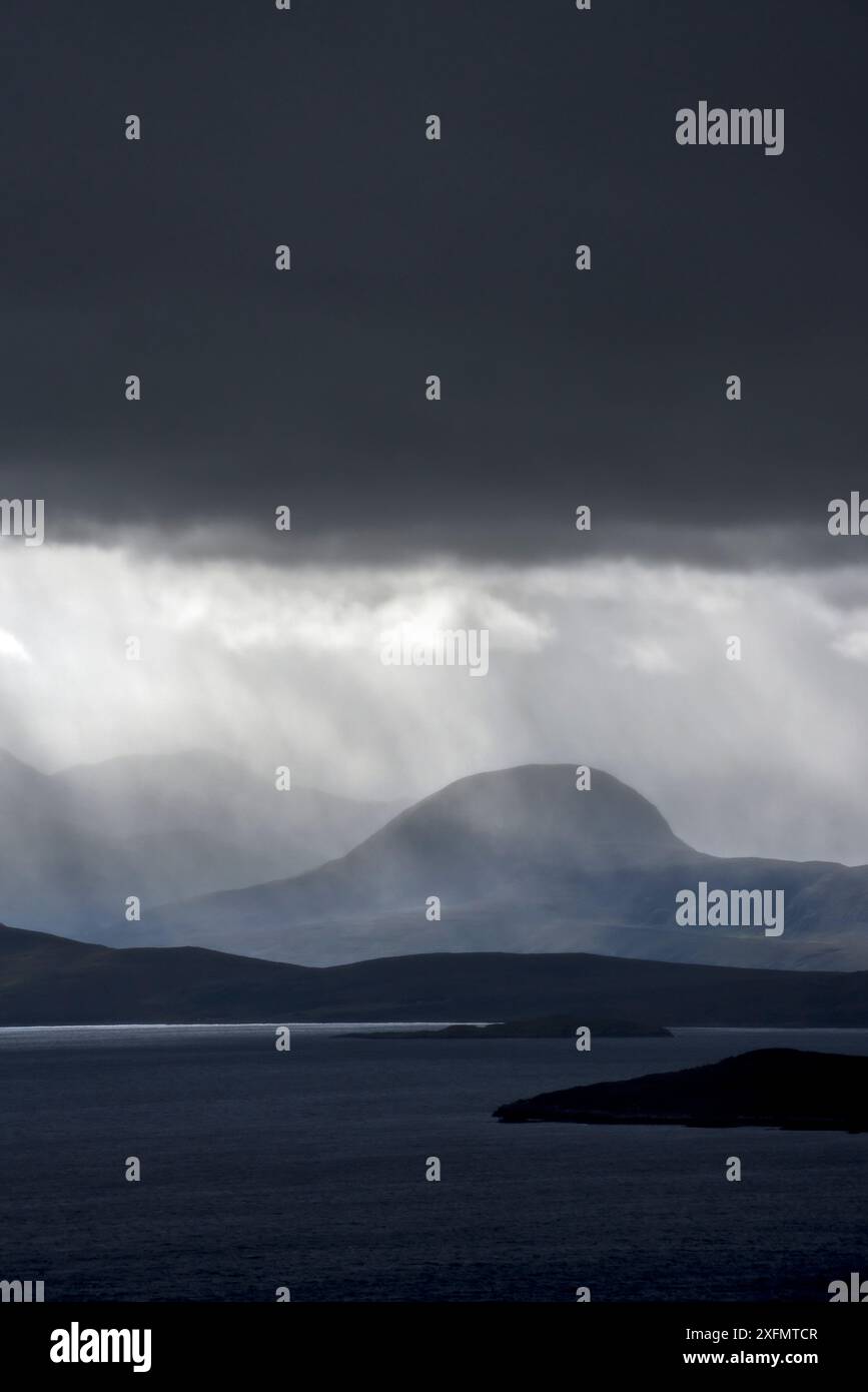 Stürmischen Himmel und Regenschauer bei Regen Sturm über öde Wüste, Coigach Wester Ross in der nordwestlichen Highlands von Schottland, UK, September 2016. Stockfoto