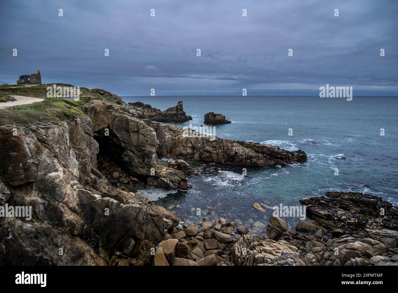 Klippen entlang der Côte Sauvage, Quiberon, Morbihan, Bretagne, Frankreich, September 2015 Stockfoto