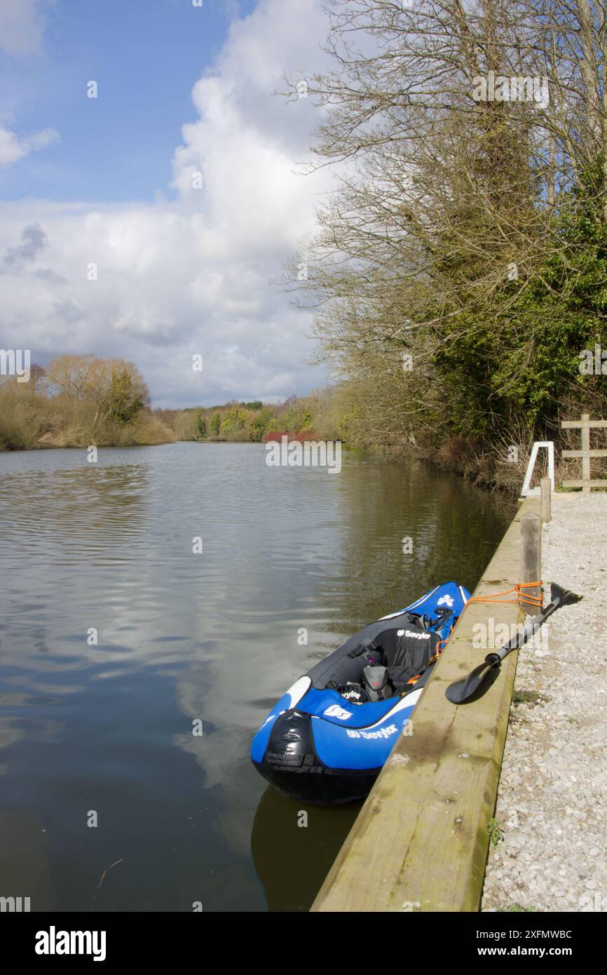 Sevylor Colorado Premium aufblasbares Kanu am Fluß Yare im Brundall Kirche Fen, Norfolk Broads National Park Stockfoto