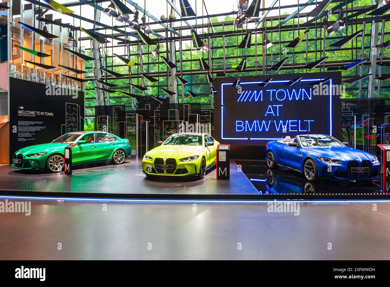 München, Deutschland - 08. Juli 2021: BMW M Series Autos in der BMW Welt. Die BMW Welt ist ein kombinierter Ausstellungsraum, Showroom, Abenteuermuseum und Veranstaltungsort Stockfoto