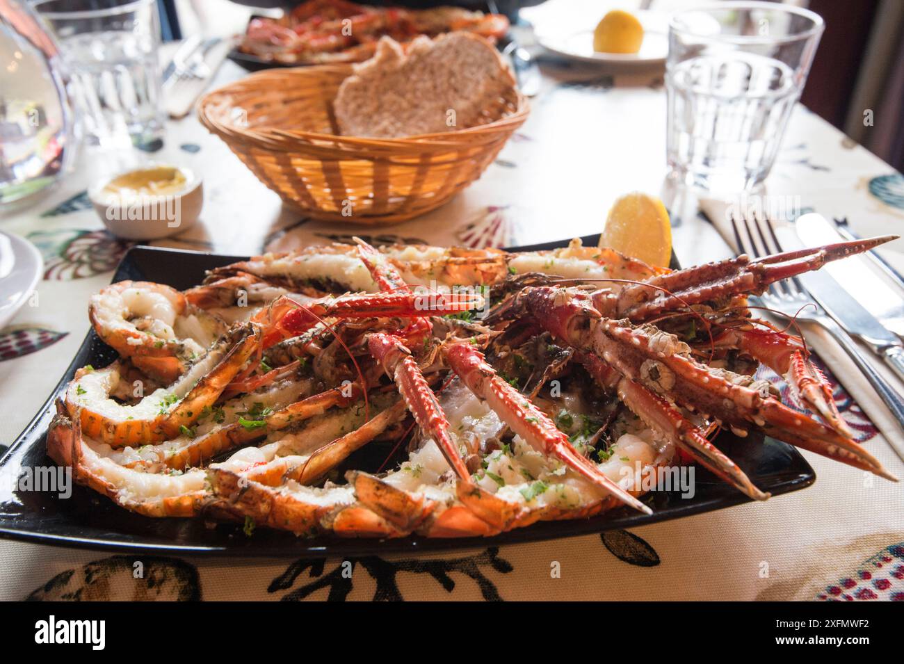 Mahlzeit von Langusten/Kaisergranat (Nephrops norvegicus) in einem Restaurant auf der Isle of Arran, gefangen in Lamlash Bay, South Arran Marine Protected Area, Schottland, Großbritannien, August 2016. Stockfoto