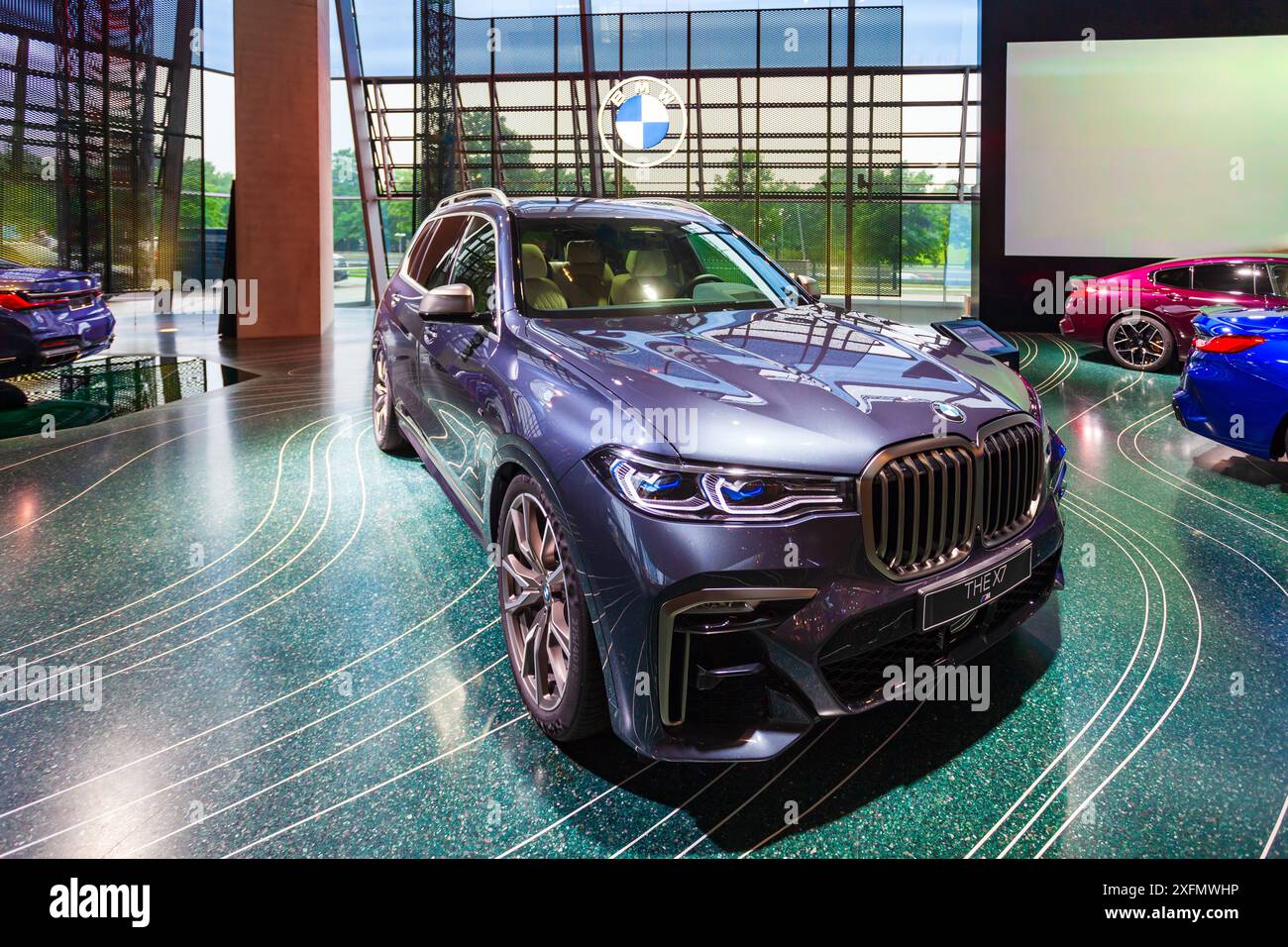 München - 08. Juli 2021: BMW X7 auf der BMW Welt. Die BMW Welt ist ein kombinierter Ausstellungs-, Showroom-, Abenteuermuseum- und Veranstaltungsort in Mun Stockfoto