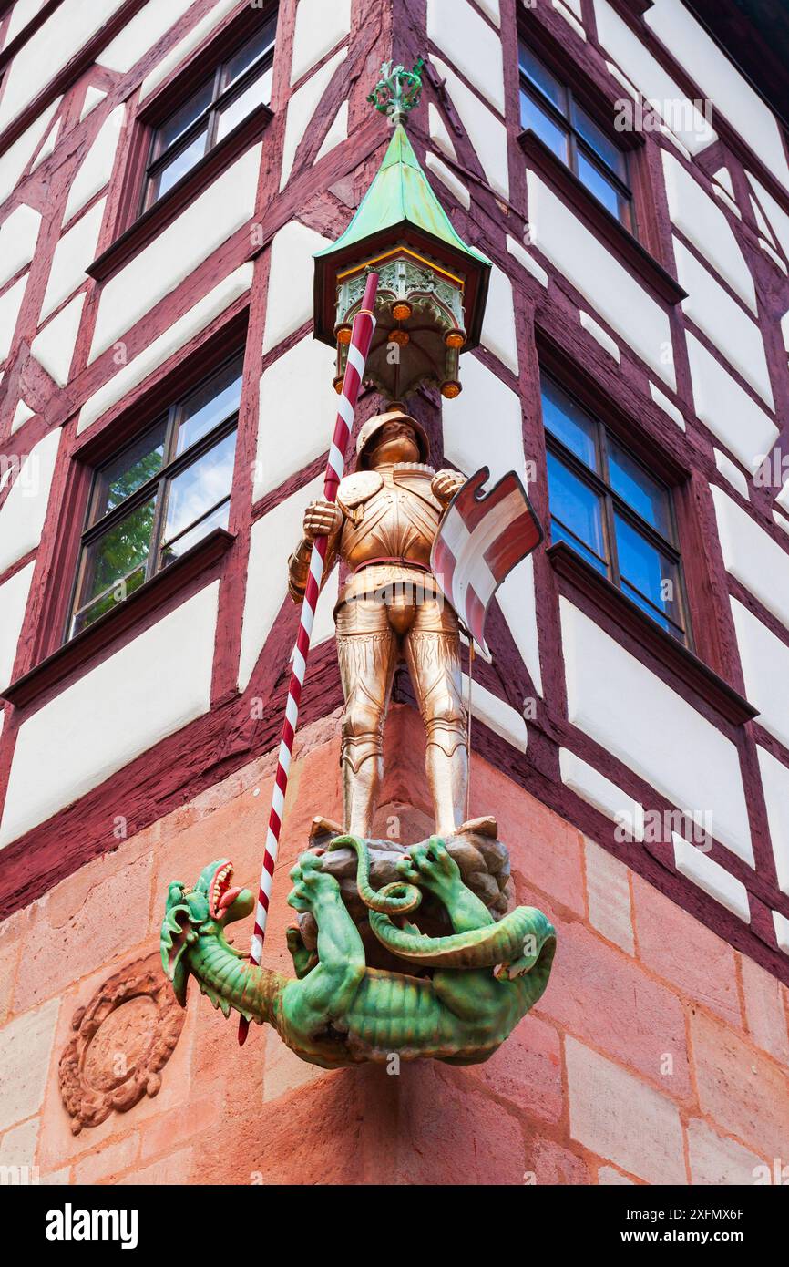 Nürnberg, Deutschland - 10. Juli 2021: Heiliger Georg tötet den Drachen im Pilatushaus oder Haus des gepanzerten Mannes in der Nürnberger Altstadt, Bayern stat Stockfoto