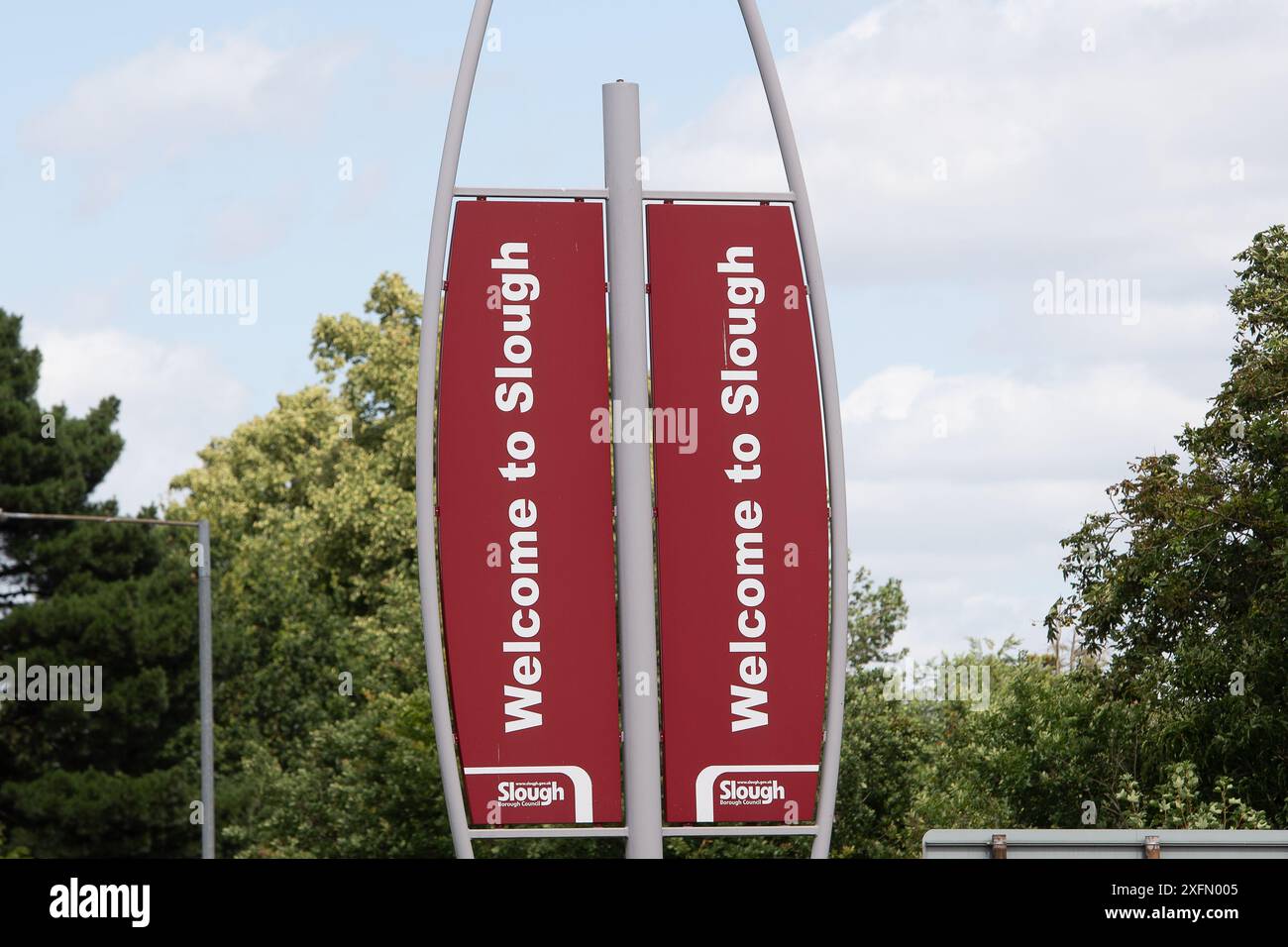 Slough, Berkshire, Großbritannien. Juli 2024. Willkommen bei Slough Signs in Berkshire. Es wird erwartet, dass die Labour Party ihren Sitz in Slough innehat, nachdem sie heute bei den Parlamentswahlen gewählt hat. Quelle: Maureen McLean/Alamy Live News Stockfoto