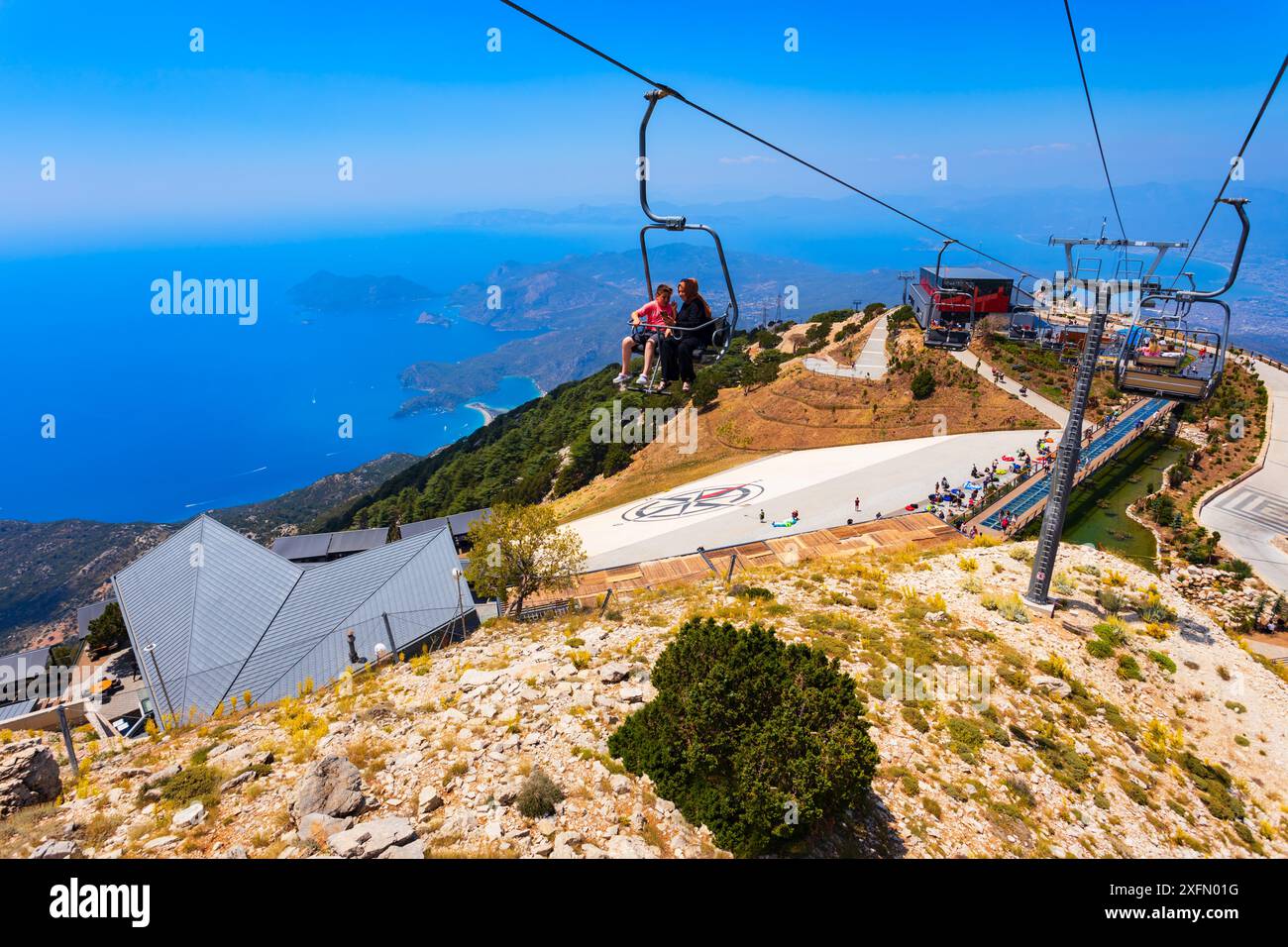 Oludeniz, Türkei - 12. Juli 2022: Seilbahn von Oludeniz zum Babadag. Oludeniz oder Blaue Lagune liegt im Bezirk Fethiye der Provinz Mugla Stockfoto