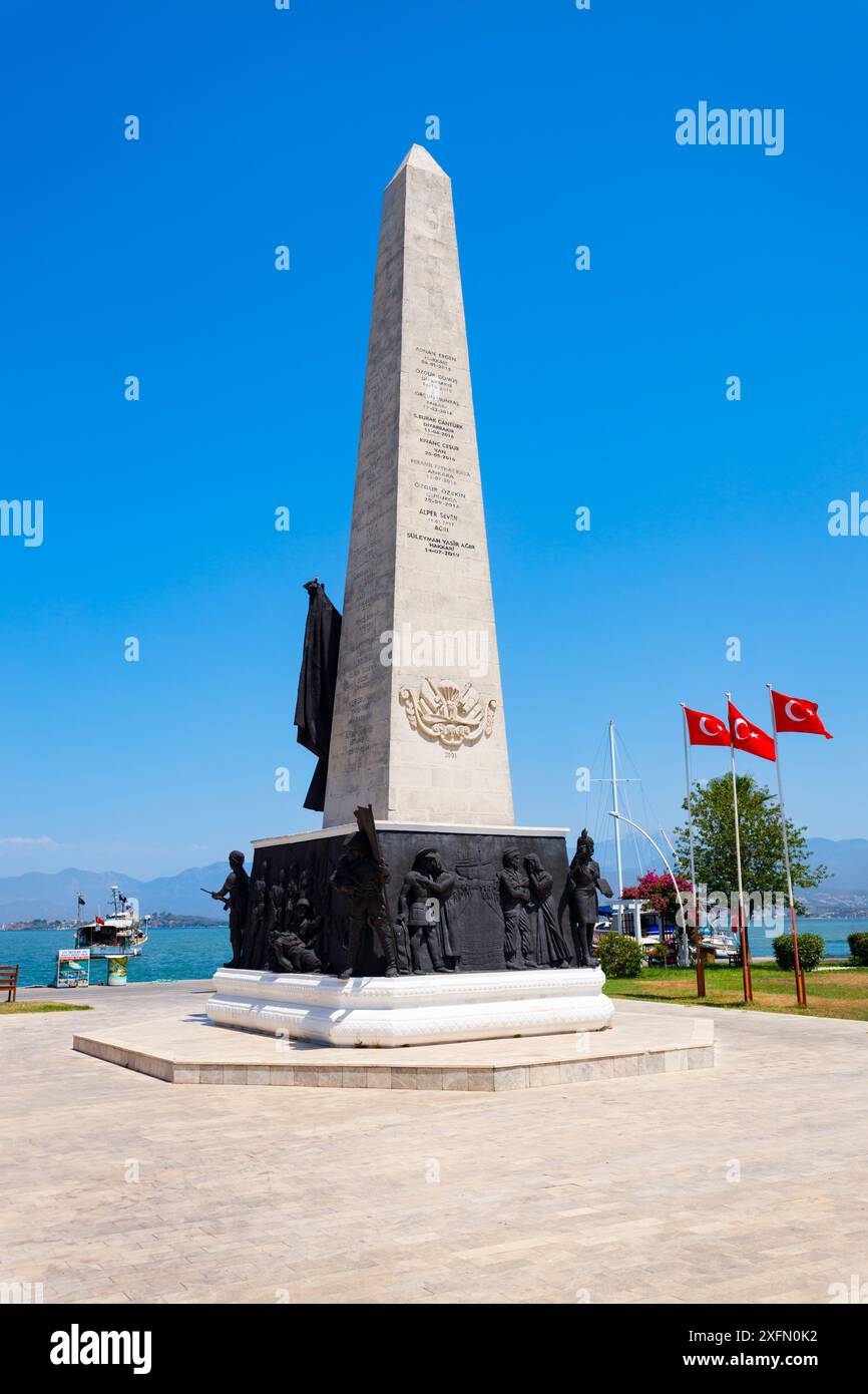 Fethiye, Türkei - 15. Juli 2022: Denkmal für Obelisken für Opfer des Terrors auf dem zentralen Platz von Fethiye Kemal Atatürk. Fethiye ist eine Stadt in M Stockfoto