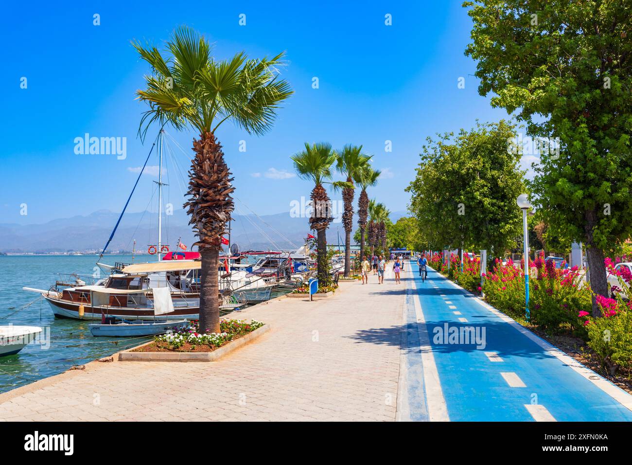 Fethiye, Türkei - 15. Juli 2022: Strandpromenade im Stadtzentrum von Fethiye. Fethiye ist eine Stadt in der Provinz Mugla in der Türkei. Stockfoto