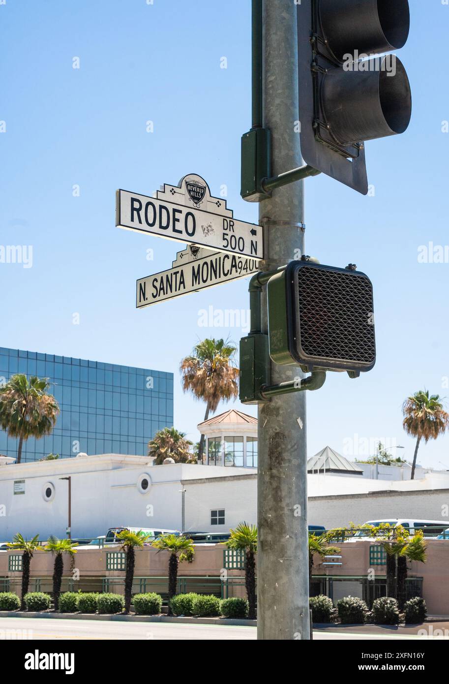 Straßenschild an der Ampel des Rodeo Drive in Beverly Hills, Kalifornien Stockfoto