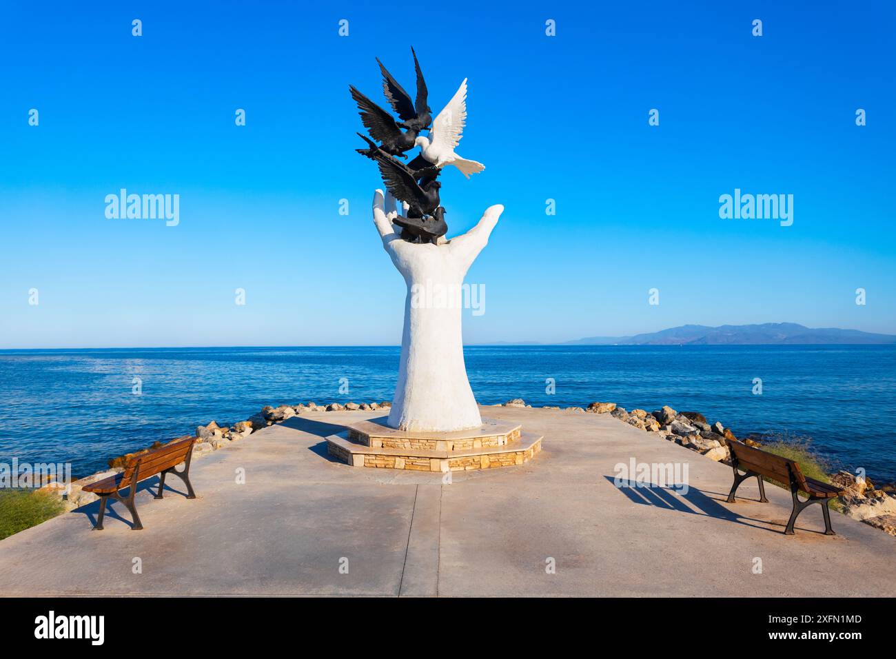 Kusadasi, Türkei - 2. August 2022: Vögel in Hand Statue an der Uferpromenade von Kusadasi. Kusadasi ist eine Stadt in der türkischen Provinz Aydin. Stockfoto