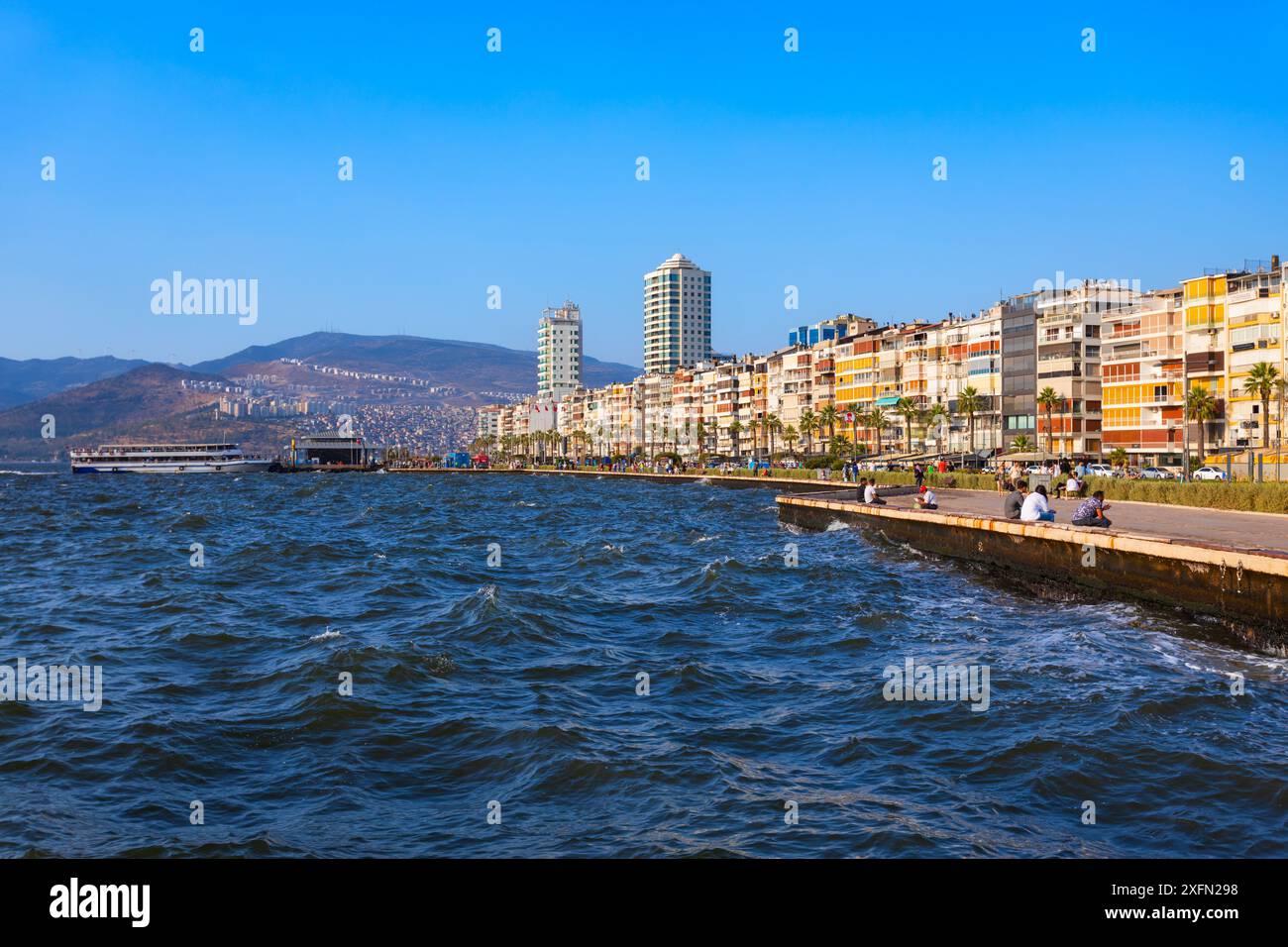 Izmir, Türkei - 06. August 2022: Uferpromenade im öffentlichen Park Kordon im Zentrum der Stadt Izmir in der Türkei Stockfoto