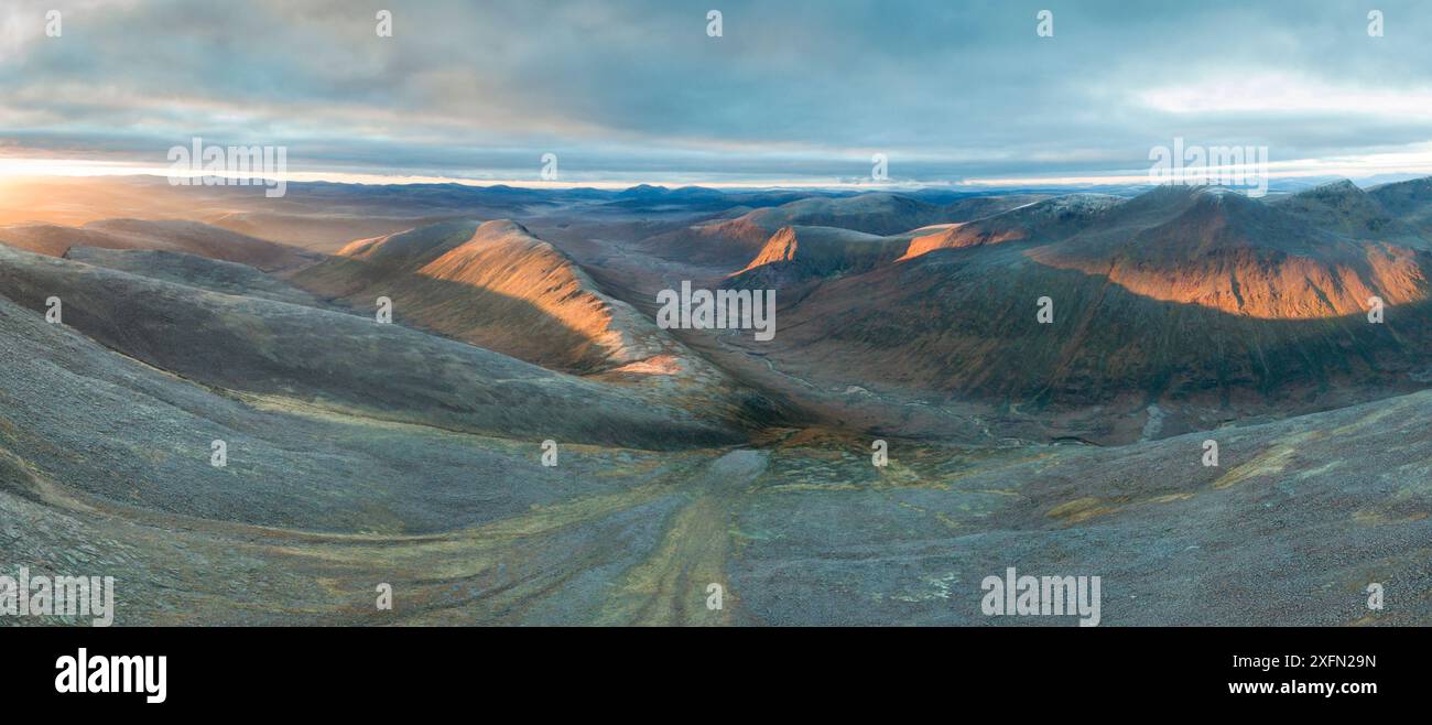 Carn a' Mhaim, Stob Coire an t-Saighdeir und The Devil's Point im Morgenlicht, mit der Quelle des River Dee, der durch den Lairig Ghru, Cairngorms National Park, Schottland, Großbritannien, im Oktober 2016. Stockfoto