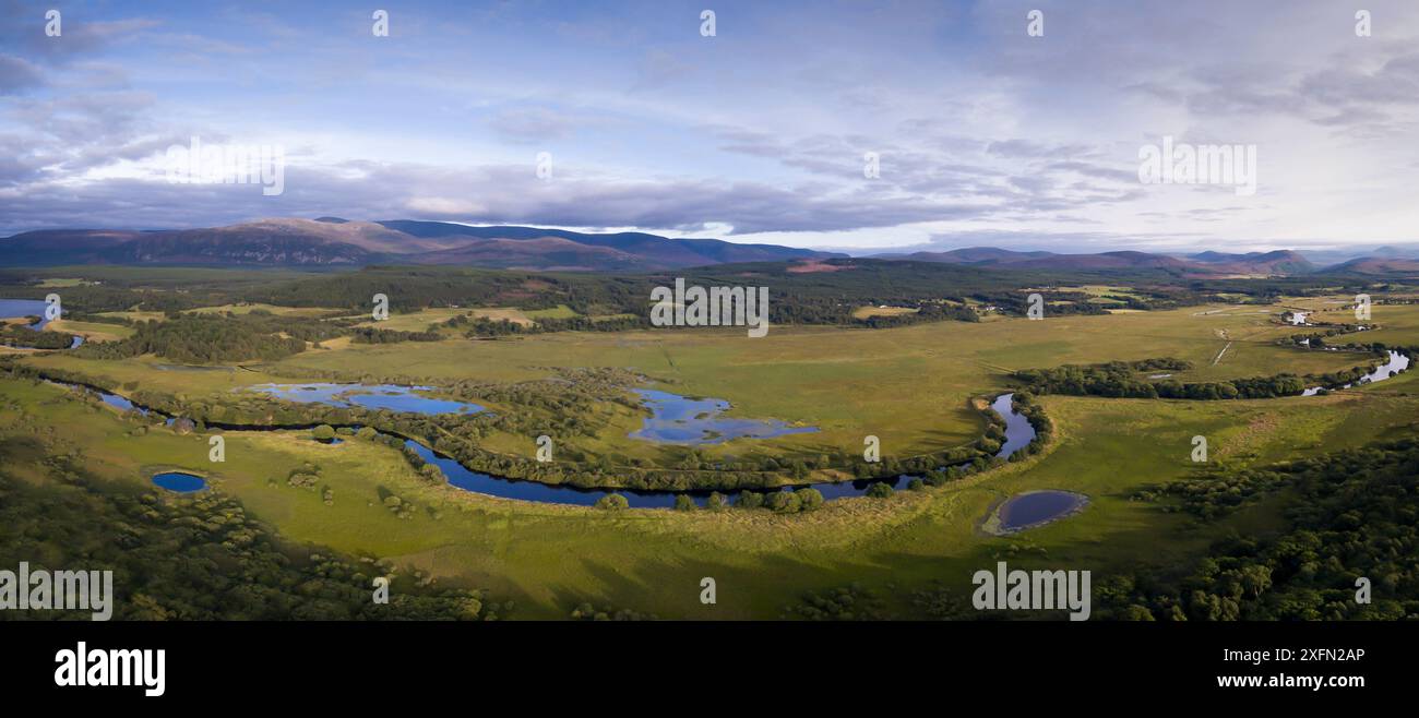 River Spey schlängelt sich durch Insh Marshes, mit Ochsenbogenseen daneben, Cairngorms National Park, Schottland, Großbritannien, August 2016. Stockfoto