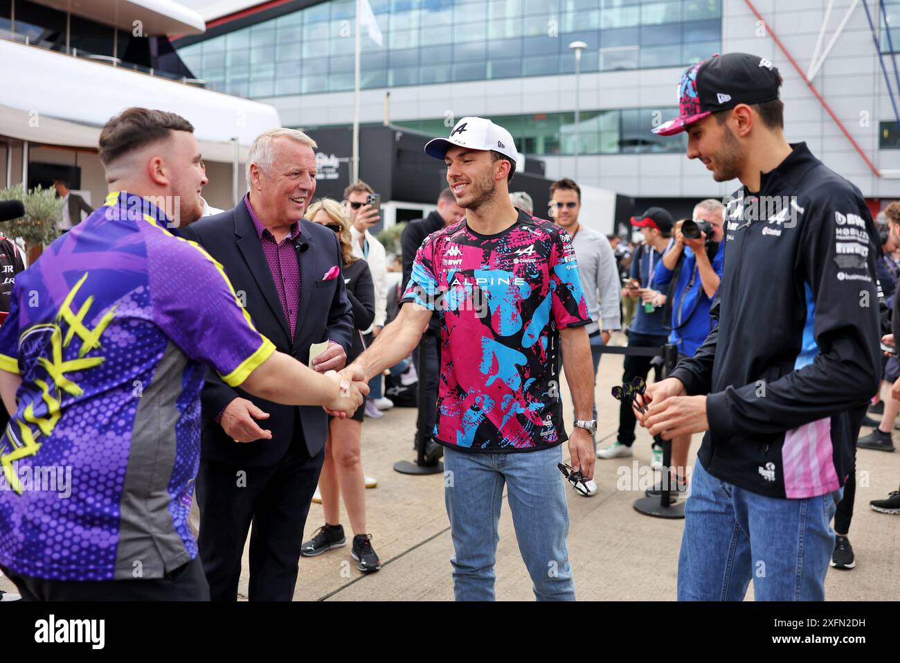 Silverstone, Großbritannien. Juli 2024. (L bis R): Luke Litter (GBR) Darts Spieler; John McDonald (GBR) Darts MC; Pierre Gasly (FRA) Alpine F1 Team; Esteban Ocon (FRA) Alpine F1 Team. 04.07.2024. Formel-1-Weltmeisterschaft, Rd 12, Britischer Grand Prix, Silverstone, England, Vorbereitungstag. Das Foto sollte lauten: XPB/Alamy Live News. Stockfoto