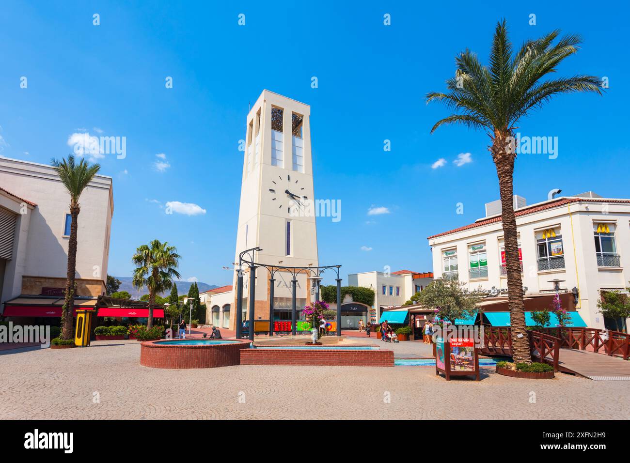 Izmir, Türkei - 08. August 2022: Uhrenturm im Forum Bornova Mall. Das Forum Bornova befindet sich im Stadtteil Bornova der Stadt Izmir in der Türkei. Stockfoto