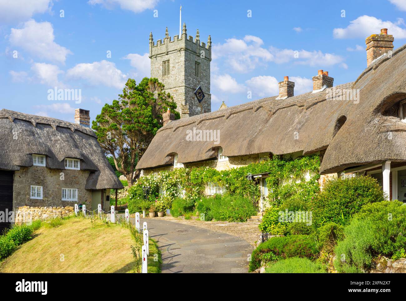 Isle of Wight Godshill Village mit strohgedeckten Hütten und All Saints Church Godshill Isle of Wight England Großbritannien GB Europa Stockfoto