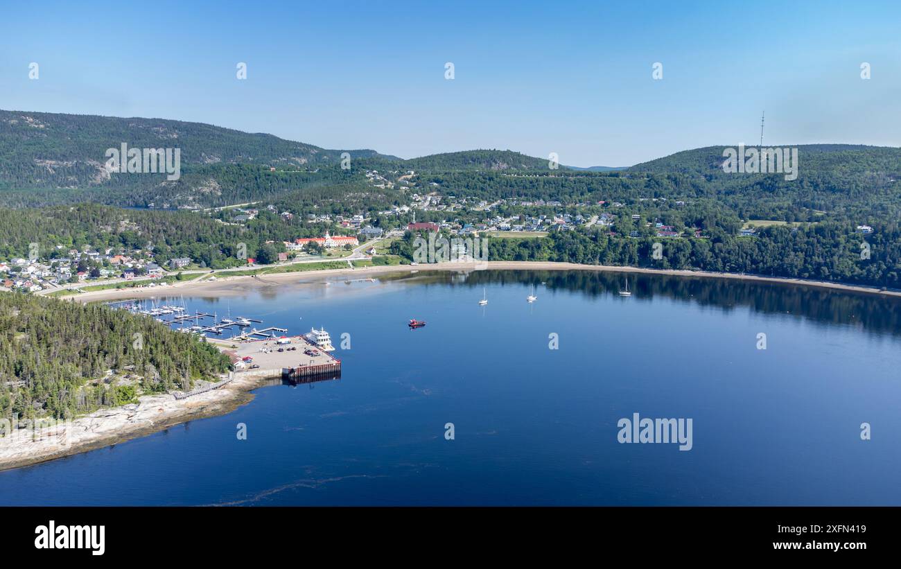 Aus der Vogelperspektive auf die Bucht von Tadoussac mit Drohne über dem St-Lawrence-Fluss. Blick auf den Pointe-de-L'Islet Trail. Stockfoto