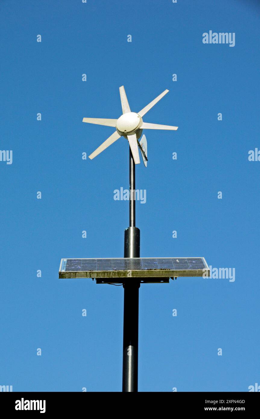 Wind- und solarbetriebene Laternenpfahl, Mile End Park, London Borough of Tower Hamlets, England, Großbritannien, März 2014. Stockfoto