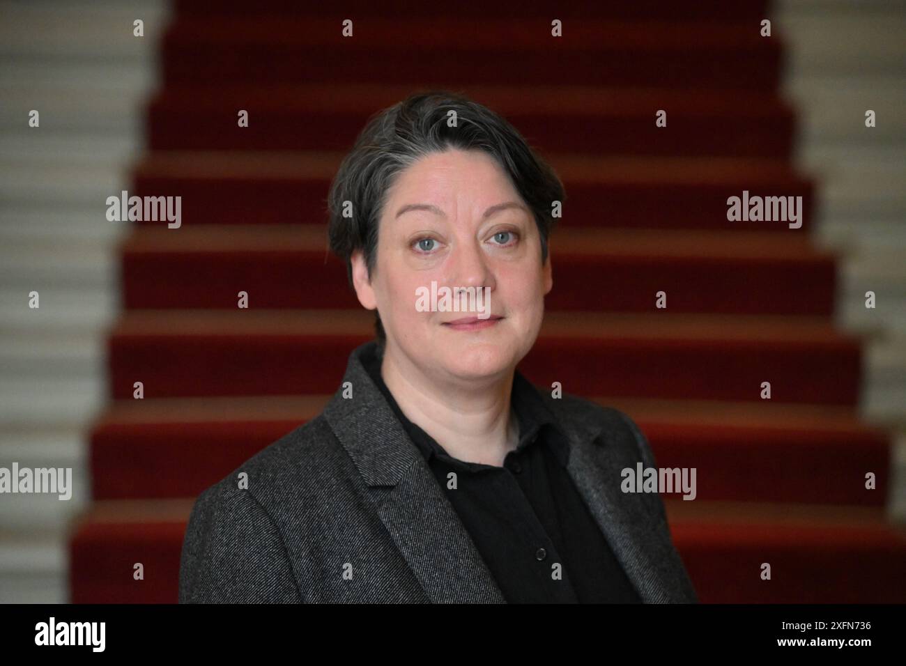 Potsdam, Deutschland. Juli 2024. Die Schriftstellerin Helen Macdonald, fotografiert am Eröffnungsabend des Potsdamer Literaturfestivals „LIT:potsdam“ im Schlosstheater im Neuen Palais. Quelle: Soeren Stache/dpa/Alamy Live News Stockfoto