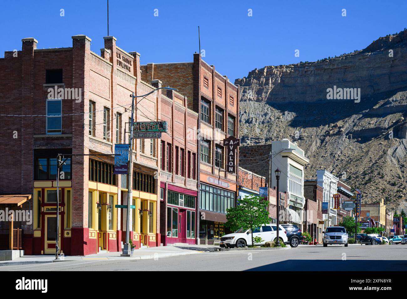 Helper, UT, USA - 11. Juni 2024; Blick auf die Stadt entlang der Main Street in Helper Utah mit historischen Gebäuden Stockfoto