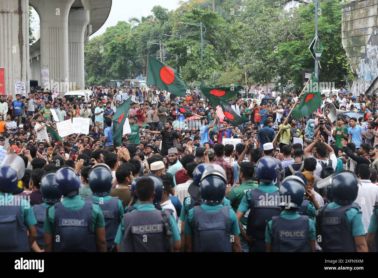 Dhaka, Bangladesch. Juli 2024. Studenten der Universität Dhaka und anderer Universitäten marschierten am zweiten Tag in einer Prozession, um gegen das Urteil des Obersten Gerichts zu protestieren, das Quotensystem für Regierungsjobs am 4. Juli 2024 in Dhaka, Bangladesch, wiedereinzuführen. Foto: Rahman Habibur/ABACAPRESS. COM Credit: Abaca Press/Alamy Live News Stockfoto