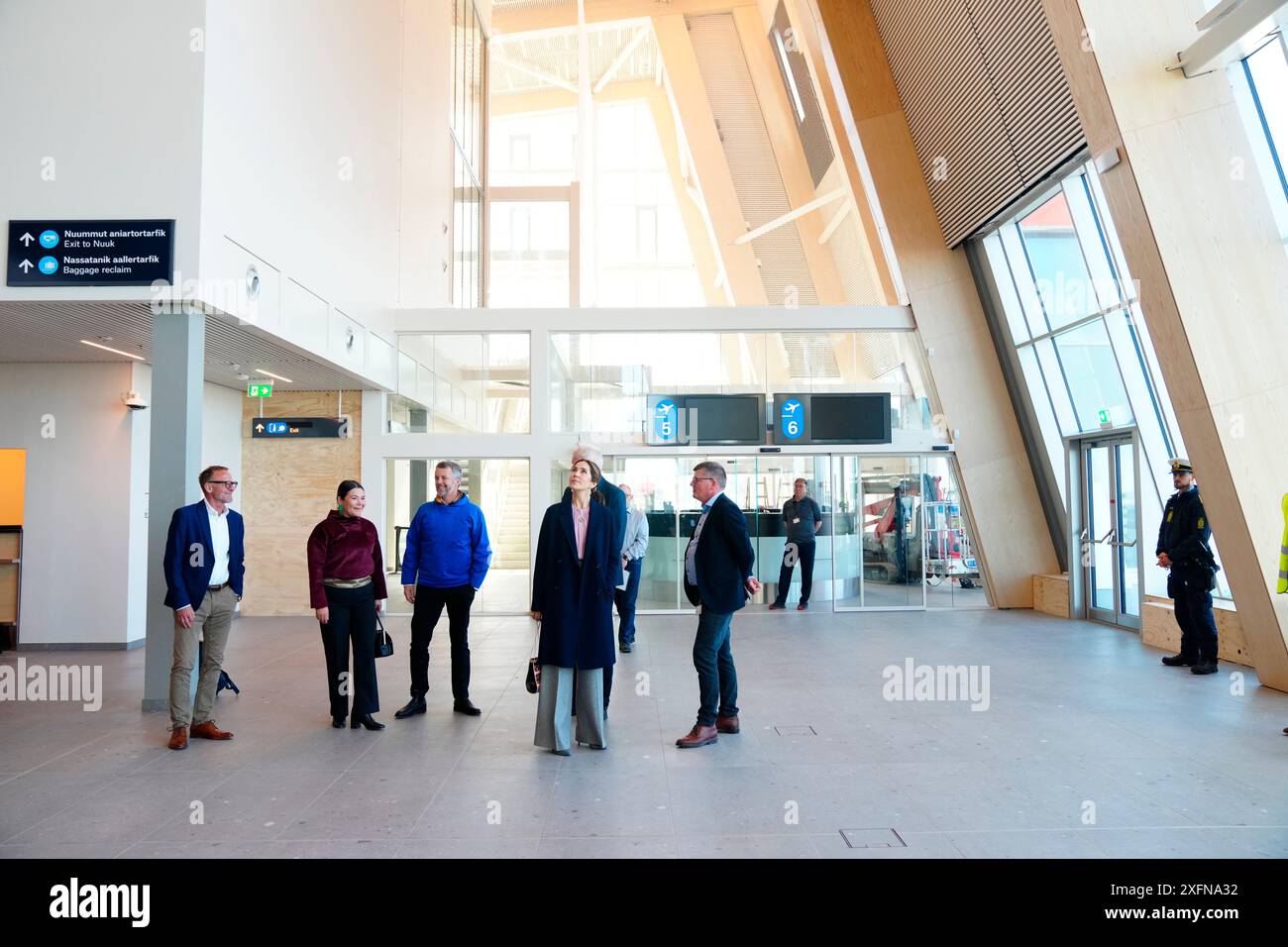 Grönland, Dänemark. Juli 2024. König Frederik X und Königin Mary besuchen am Donnerstag, 4. Juli 2024 den Flughafen in Nuuk in Grönland. Während der Begehung wird die Gemeinde Präsentationen über die neue Kapitalstrategie geben. Das Königspaar besucht offiziell Grönland vom 29. Juni bis 6. Juli 2024. Der Besuch beginnt in der Disko Bay und das königliche Paar reist dann mit Dannebrog nach Süden entlang Grönlands Westküste. (Foto: Ida Marie Odgaard/Scanpix 2024) Credit: Ritzau/Alamy Live News Stockfoto