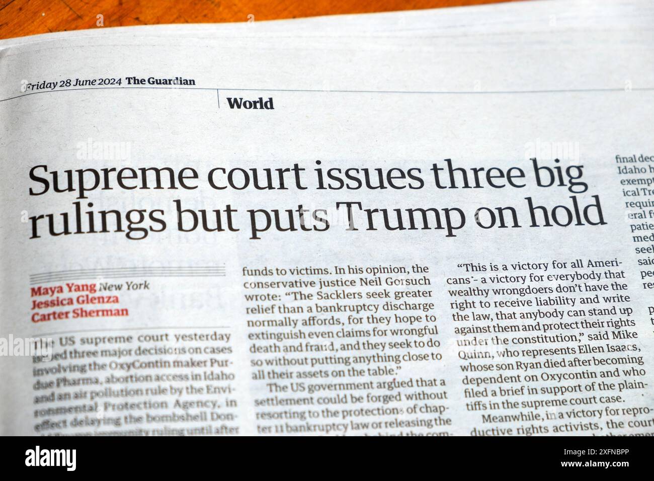 „Supreme Court erlässt drei große Urteile, aber hält (Donald) Trump auf Eis“ titelt die Zeitung Guardian über US-Rechtssachen artikel 28 Juni 2024 London UK Stockfoto