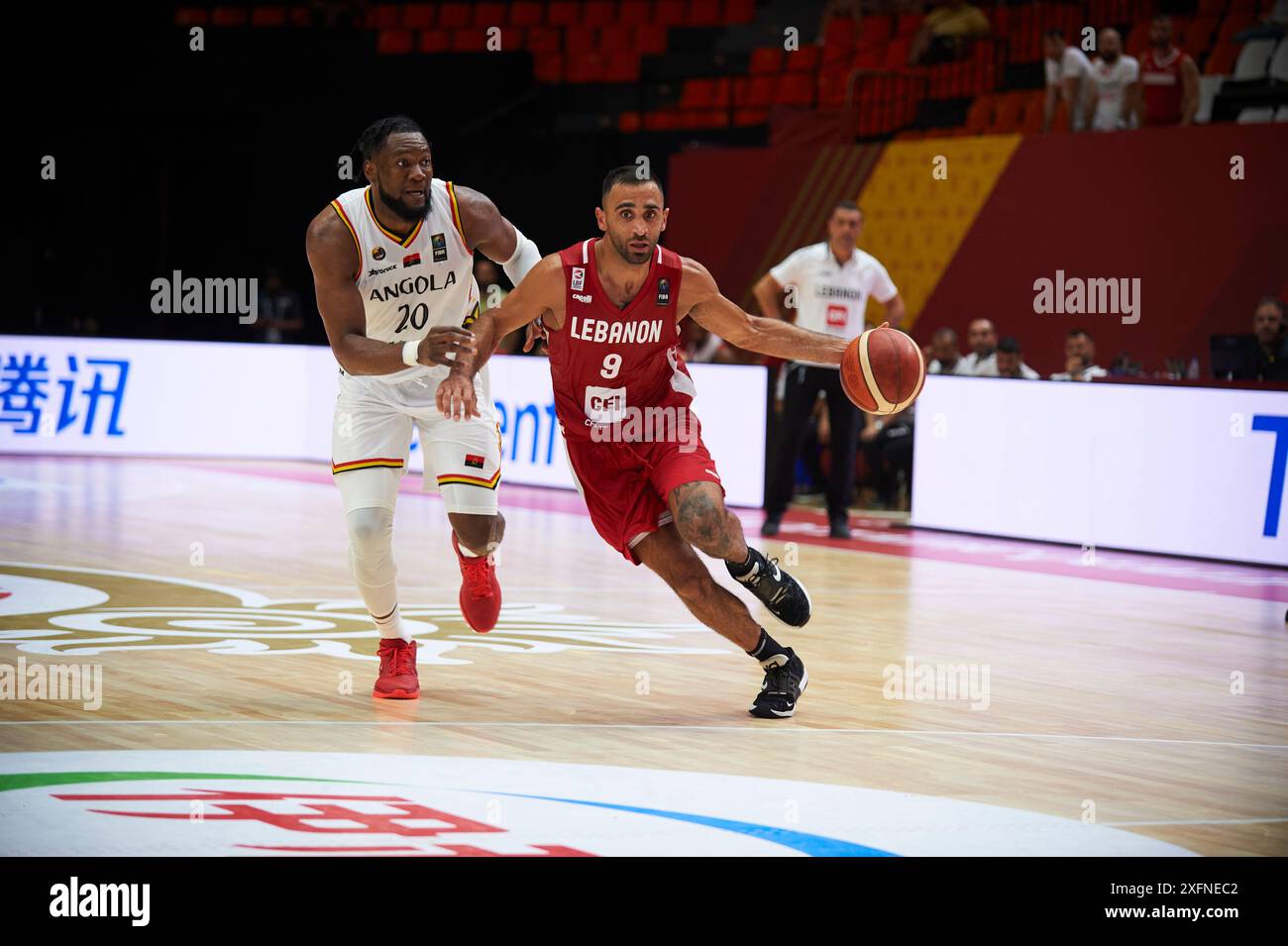 Bruno Fernando vom Angola-Team (L) und Sergio El Darwich vom Libanon-Team (R) im Spiel zwischen den Bahamas und Polen in Pabellon Stockfoto