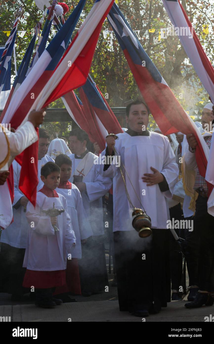 Priester und Chorknaben, die am Cuasimodo teilnehmen, einem katholischen Festival, Colina, Provinz Chacabuco, Metropolregion Santiago, Chile, Lateinamerika. April 2017. Stockfoto