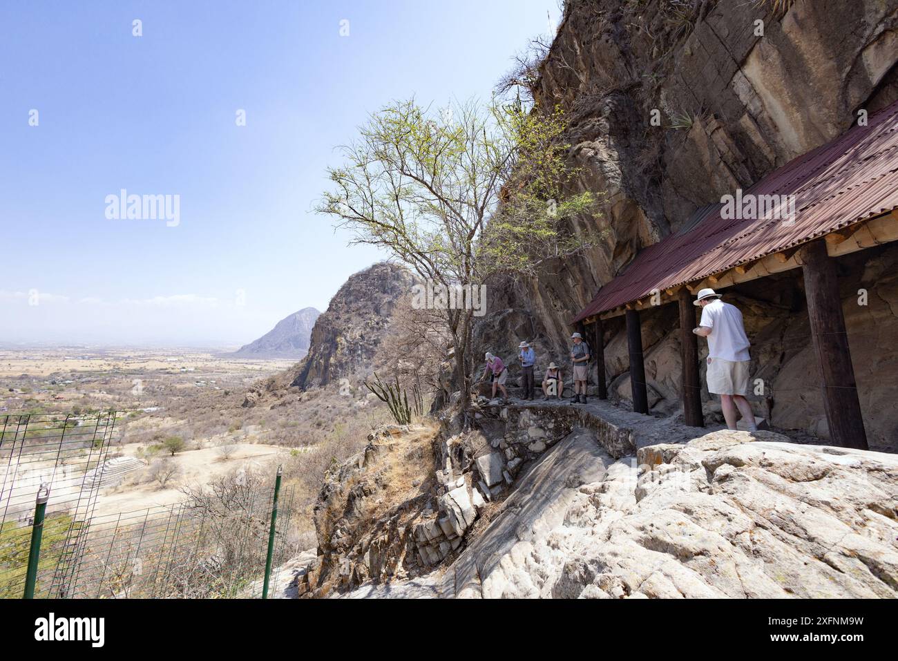 Mexiko Reise - Menschen auf Chalcatzingo mesoamerican Olmec Site, klettern, um die Schnitzereien von 1500 bis 500 v. Chr. zu betrachten; Chalcatzingo, Morelos, Mexiko Stockfoto
